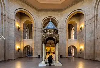 Im Eingangsgewölbe, Heiligenbildnisse auf Holz