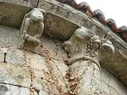 Fries und Kapitell an der Apsisaußenseite