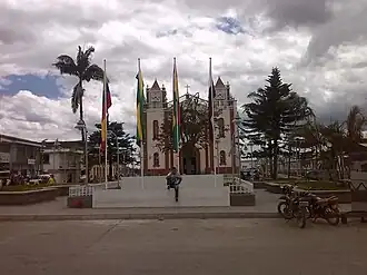 Kirche und Park in El Tambo
