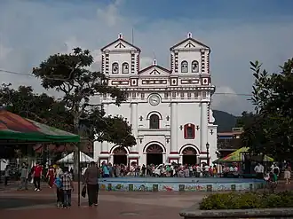 Kirche und Hauptplatz von Guatapé