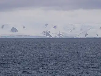 Blick von der Bransfieldstraße auf den Ilarion Ridge