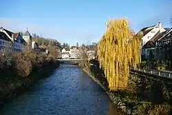 Die Ill in Feldkirch, Blick vom Illsteg flussabwärts auf die 1975 gebaute und 2025 abgerissene Montfortbrücke