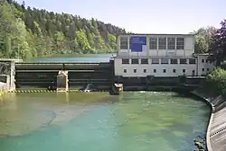 Kraftwerke mit Staustufen tauchen regelmäßig am Iller-Radweg auf, hier bei Aitrach