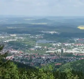Der Wolfsberg, vom Kickelhahn aus gesehen.