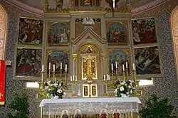 Hochaltar mit gotischen Reliefs und Bildtafeln