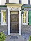 Die Eingangstür mit Hausspruch von 1654
