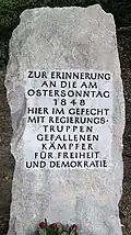Gedenkstein für die getöteten Freischärler. Die Inschrift lautet: Zur Erinnerung an die am Ostersonntag 1848 hier im Gefecht mit Regierungstruppen gefallenen Kämpfer für Freiheit und Demokratie