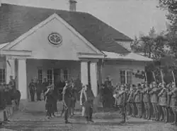Militär­delegation vor der Villa zur Feier von Piłsudskis Namenstag (14.&nbsp;November 1925).