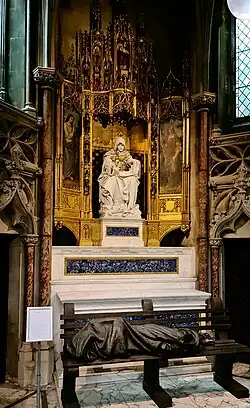 Sieben-Schmerzen-Mariä-Altar, davor Jesus als Obdachloser