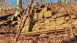 Der Mauerrest frontal im nachmittäglichen Sonnenlicht