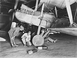 Australische Soldaten montieren Brandbomben an ihre R.E.8