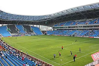 Die Haupttribüne (rechts) und die überdachte Hintertortribüne im Süden