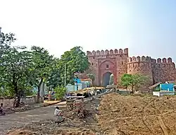 Dieses Symbolfoto der Stadt Fatehpur, Region Fatehpur in Indien aus dem Jahr 2007 zeigt eine Stadtmauer mit einem linksseitigen Turm und die Zuwegung von vorne, wobei nicht erkennbar ist, ob man sich schon in der Stadt selbst befindet