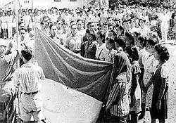 Die indonesische Flagge wird am 17. August 1945 gehisst
