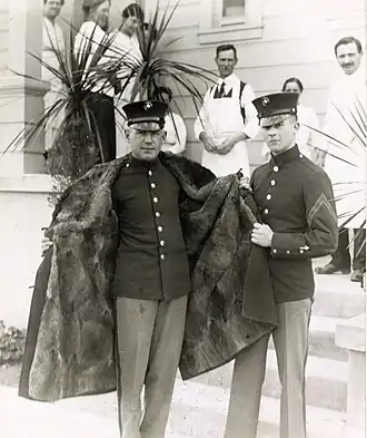 Kaninfellfutter, im Hintergrund Kürschner und Pelznäherinnen (USA, 1917)