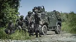 Soldaten des Bataillons mit der Panzerabwehrlenkwaffe 2000, dahinter ein Iveco LMV "Husar"