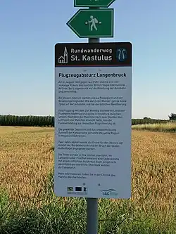 Infotafel über den Flugzeugabsturz bei Langenbruck