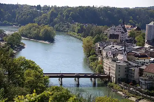 Kapuzinerinsel, davor die Wasserburger Innbrücke.