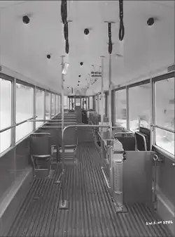 Innenraum von hinten nach vorn gesehen