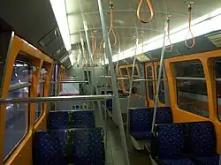 Innenraum der Typenfamilie in der späteren Ausführung mit Stoff anstelle der ursprünglich vorhandenen Ledersitze (aber noch ohne Plastiksitzschalen und Videoüberwachung)