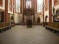 Blick in den Chorraum mit neugotischem Altar