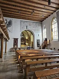 Innenraum, links und rechts des Chorraums befinden sich Epitaphien (Rechts das des Walter von Bopfingen)