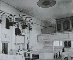 Blick ins Innere der barocken Querkirche mit Kanzelaltar (Foto vor dem 1895 begonnenen Umbau)