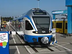 Zug von vorne auf dem Messgelände der Innotrans