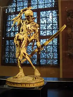 Ein Ausstellungsstück im Schloss Ambras (Österreich). Gerippe, in starkem, tänzerischem Kontrapost dargestellt. Hans Leinberger zugeschrieben, im Inventarverzeichnis von 1596.