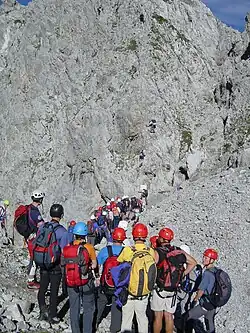 Gefahr durch Steinschlag verursacht von anderen Kletterern