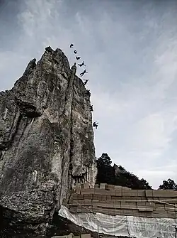 Ferdi wagt den Sprung von dem 45 Meter Dollnstein und landet in gewöhnlichen Umzugskartons.