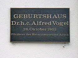 Inschrift am Geburtshaus von Alfred Vogel in Aesch. Schweizer Heilpraktiker, Pionier, Unternehmer