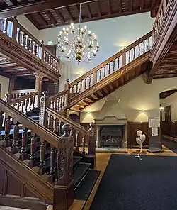 Vestibül im Hochparterre und Treppenhaus zum Obergeschoss (2023)