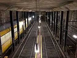 Zweigleisige unterirdische Abstellanlage der Berliner U8 mit außenliegenden Streckengleisen