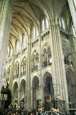 Wandaufriss im Langhaus mit Gangtriforium und Empore