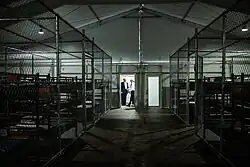 Innenansicht einer Barracke mit Käfigen in "Alligator Alcatraz" bei einem Besuch von Präsident Donald Trump im Juli 2025.