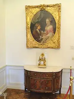 Anrichte mit einem Gemälde im Salon Fragonard