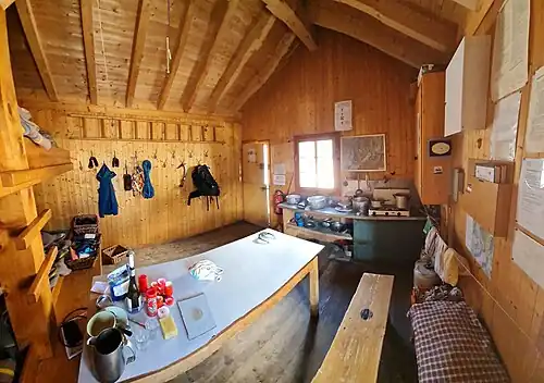 Innenansicht des Bivouac de l’Aiguillette à la Singla.