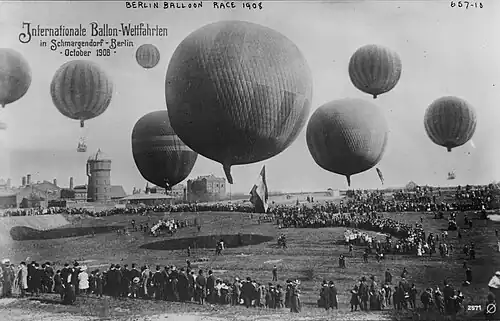 Ballons vor dem Gaswerk Schmargendorf