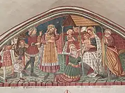 Die „Anbetung der Könige“ von Giovanni und Battista Baschenis an der Westwand des Kirchenschiffs. Darunter die mit „A.D. XVII NOVEMBER MCCCCDXXIII“ datierte Widmung an den Erbauer Roland Spaur.