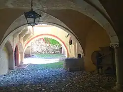 Innenhof der Unterburg mit ihrem Burgbrunnen