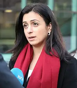 Foto einer Frau, die in ein NRK-Mikrofon spricht