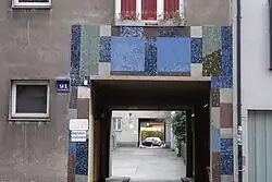 Mosaik auf einem Gemeindebau aus dem Jahr 1962