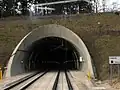 Blick in den Tunnel Richtung Norden am Südportal. Die Beleuchtung macht den langen, fallenden Streckenverlauf sichtbar