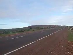 Iron Knob liegt am Fuße der nur sehr niedrig wirkenden Eisensteinberge auf der Eyre-Halbinsel in Südaustralien, am Rande eines schnurgeraden Highways