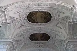 Stuckdekor mit der Darstellung musizierender Engel