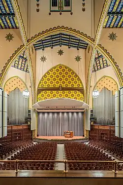 Foto eines Raumes mit Orgel