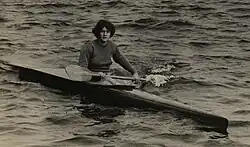 Isabella Molinari im Rennkajak während eines Wettkampfs, in Vorwärtsbewegung fotografiert; ihr Boot ist ein klassisches Holzmodell der dänischen Firma Struer Kajak.