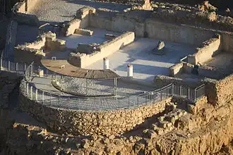 Die obere Terrasse, hier im Luftbild, zeigt römische Villenbebauung und eine restaurierte Aussichtsplattform