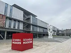 Das Bild zeigt die Fassade des Istanbul Modern Museums.